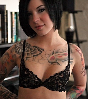 Симпатичная девочка с татуировками